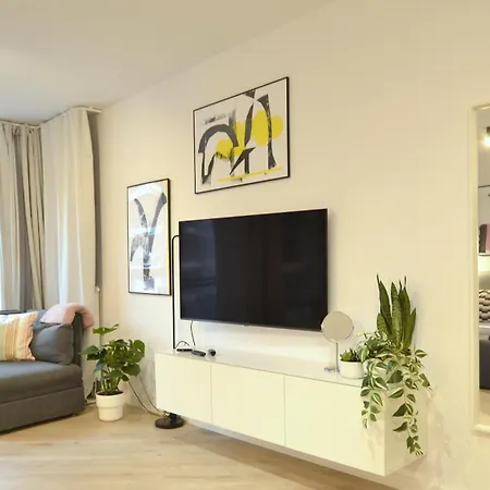 Appartement Private Parking, Secure Building - Old Town & Main Station *