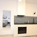 Private Parking, Secure Building - Old Town & Main Station *