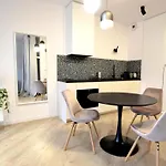 Private Parking, Secure Building - Old Town & Main Station Apartmán