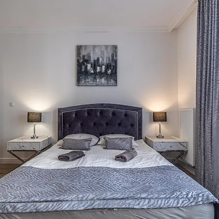 Private Parking, Secure Building - Old Town & Main Station *