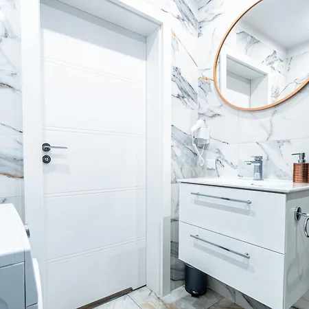 Private Parking, Secure Building - Old Town & Main Station *