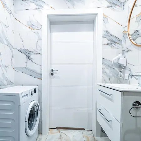 Private Parking, Secure Building - Old Town & Main Station