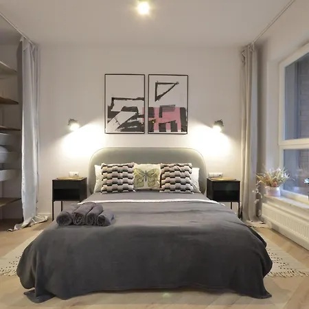 Private Parking, Secure Building - Old Town & Main Station