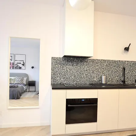 Private Parking, Secure Building - Old Town & Main Station *