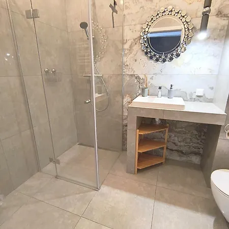 Private Parking, Secure Building - Old Town & Main Station *