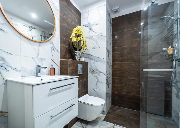 Apartment Private Parking, Secure Building - Old Town & Main Station