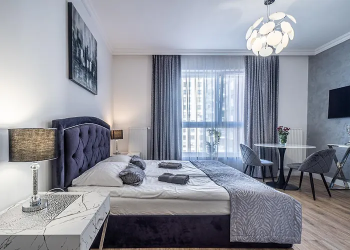 Apartment Private Parking, Secure Building - Old Town & Main Station