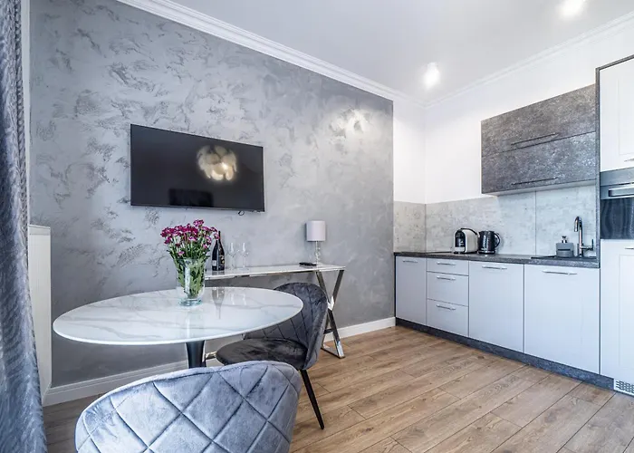 Apartment Private Parking, Secure Building - Old Town & Main Station *