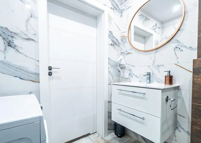 Private Parking, Secure Building - Old Town & Main Station *