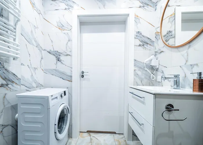 Private Parking, Secure Building - Old Town & Main Station