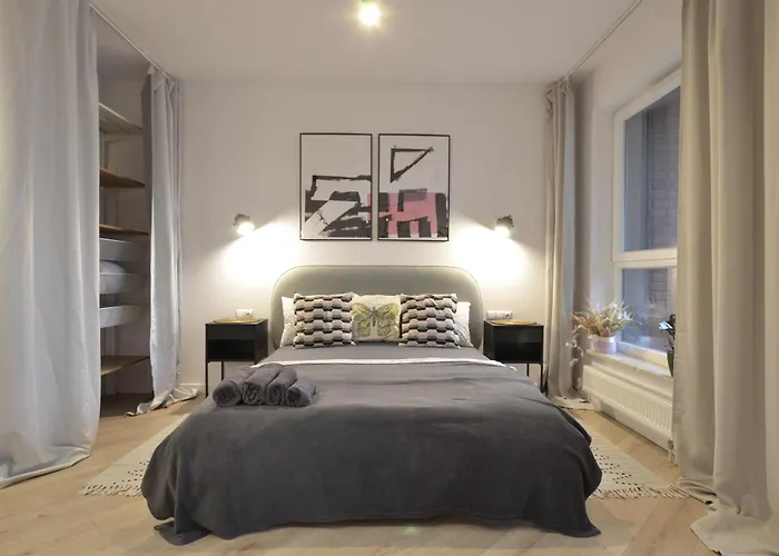 Private Parking, Secure Building - Old Town & Main Station