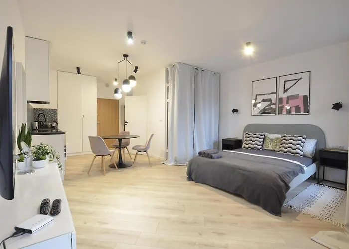 Apartment Private Parking, Secure Building - Old Town & Main Station *