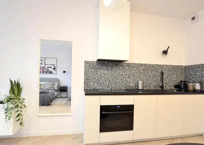 Private Parking, Secure Building - Old Town & Main Station *