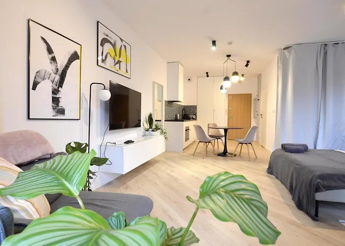 Apartment Private Parking, Secure Building - Old Town & Main Station *