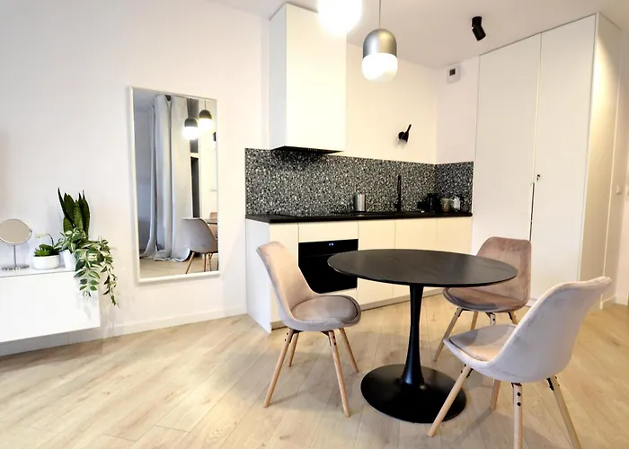 Private Parking, Secure Building - Old Town & Main Station Apartment