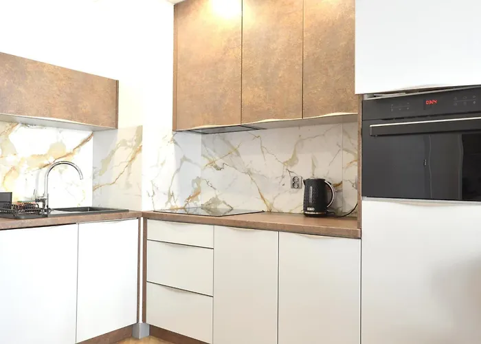 Apartment Private Parking, Secure Building - Old Town & Main Station *