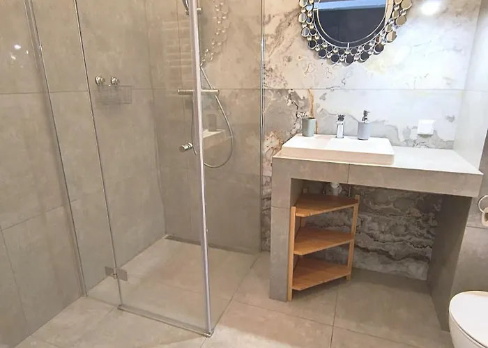 Private Parking, Secure Building - Old Town & Main Station *