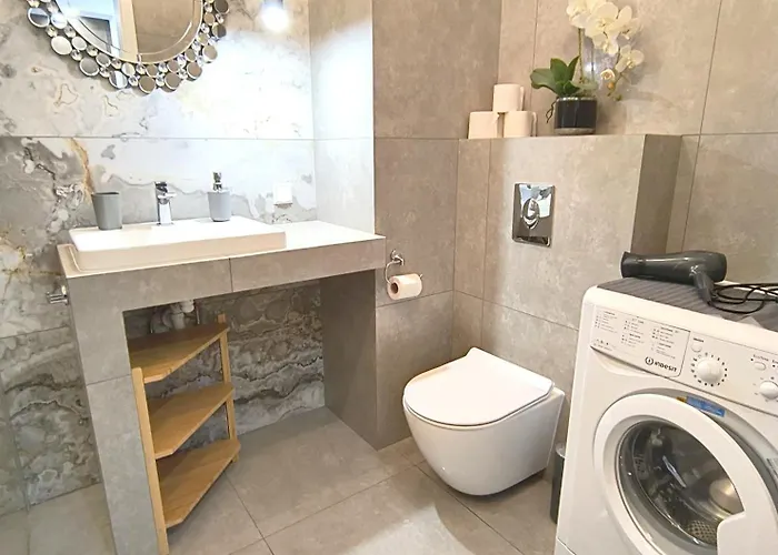 Apartment Private Parking, Secure Building - Old Town & Main Station