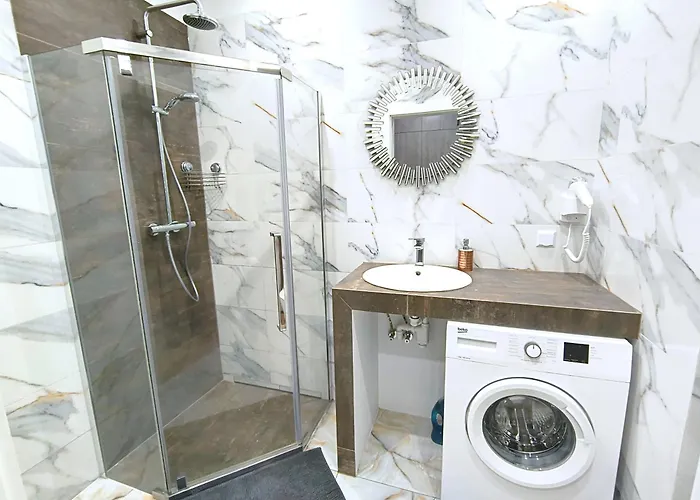 Private Parking, Secure Building - Old Town & Main Station Apartment