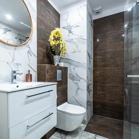 Apartment Private Parking, Secure Building - Old Town & Main Station