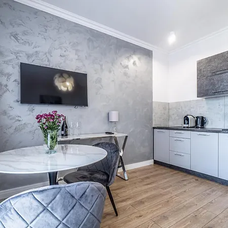 Apartment Private Parking, Secure Building - Old Town & Main Station *