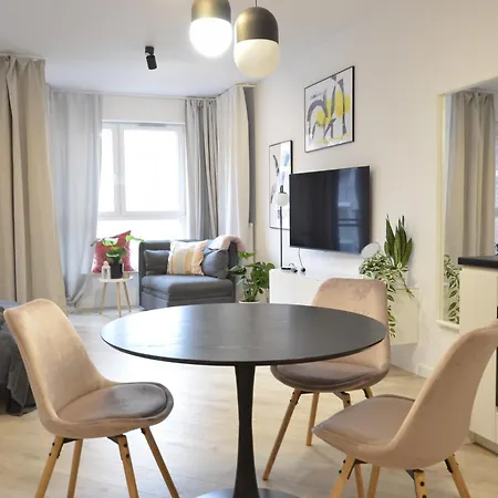 Apartment Private Parking, Secure Building - Old Town & Main Station