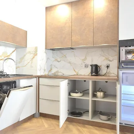 Apartment Private Parking, Secure Building - Old Town & Main Station