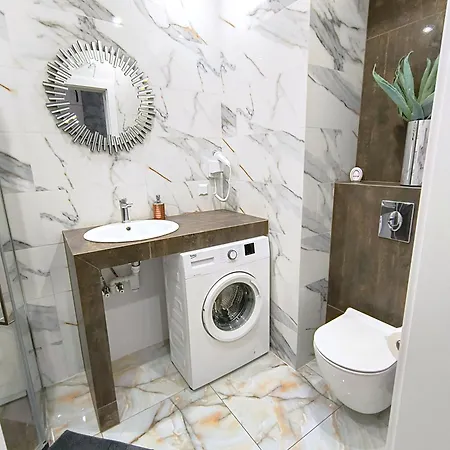 Apartment Private Parking, Secure Building - Old Town & Main Station *